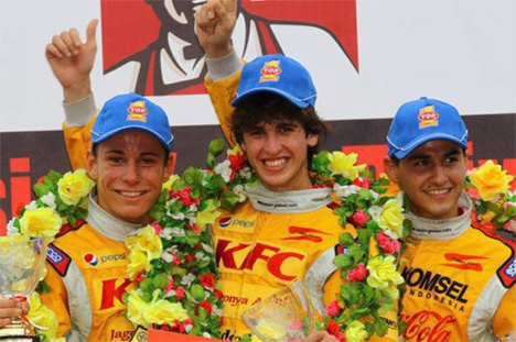 På billedet ses Nicolaj Møller Madsen fra venstre, italienske Antonio Giovinazzi i midten og belgiske Sami Luka til højre